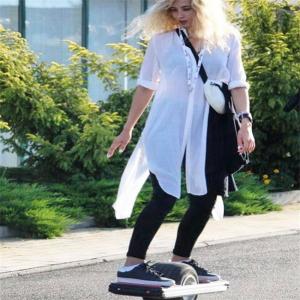 Buy cheap 700W Electric Skateboard One Wheel Hoverboard 18-25km With Stable Tire product